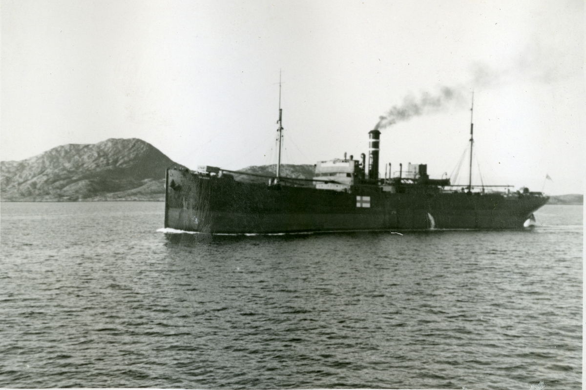 Skip på vei langs norskekysten i oktober 1940. Bildet er tatt av Jens A. Bay på vei mot Svalbard i 1940.