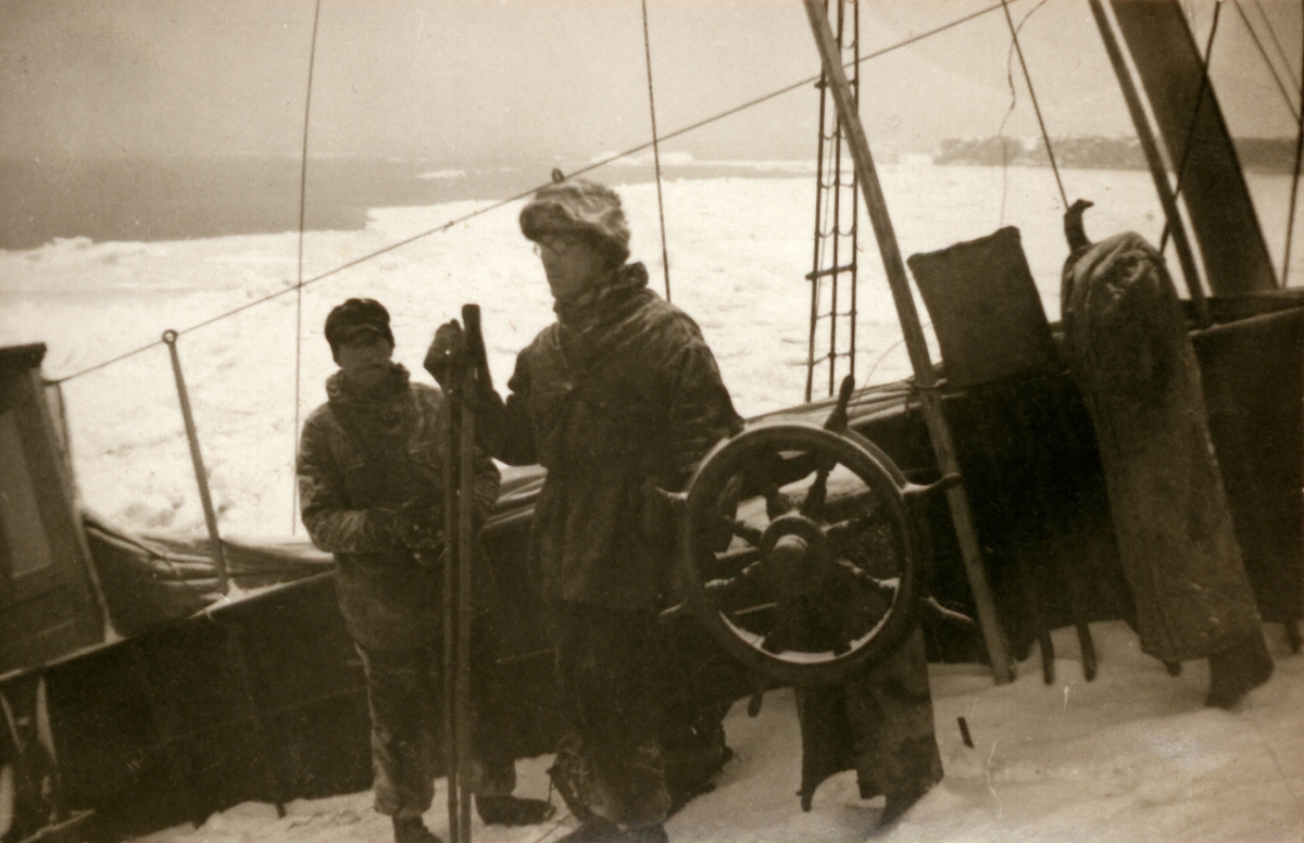 Ing. Alfred Bürkle (right) Bilder tatt av Walter Göpfer under opphold på og reise til Svalbard i perioden 1926-1933.Bildene er gitt til museet av barnebarnet Helmut Rasch. Redning av isbryteren Malygin som gikk på grunn utenfor Barentsburg