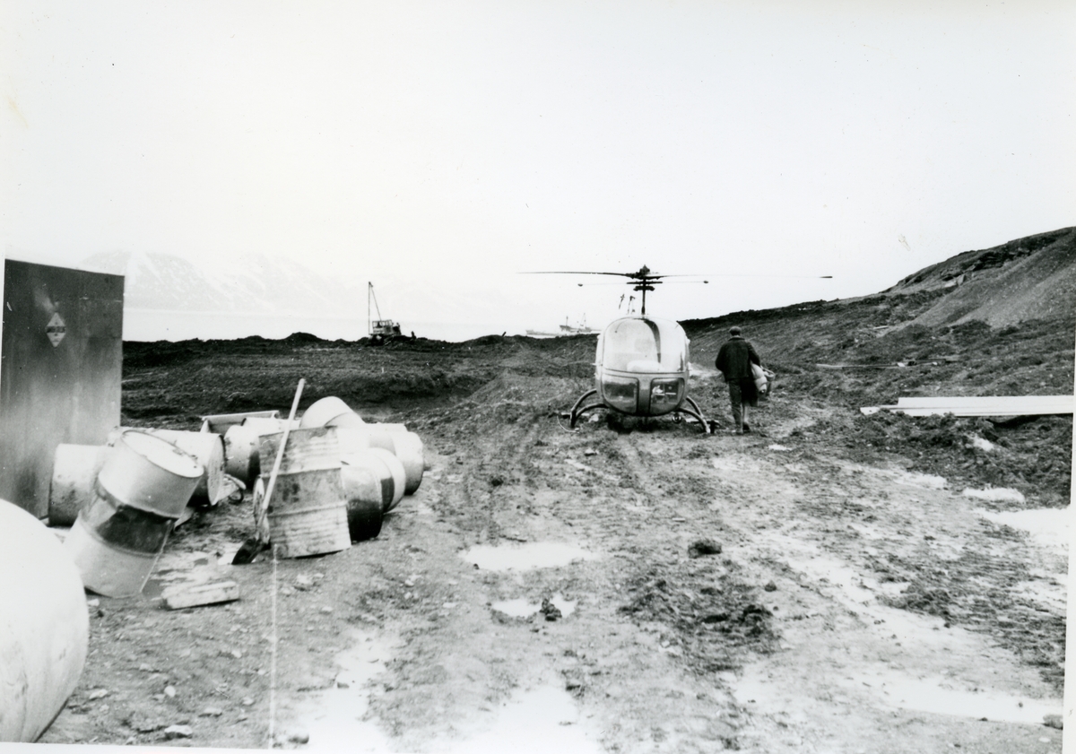 Bilder fra aksesjon 2020:08, fra samling hos Mary-Anns Polarrigg. Bilder tatt i forbindelse med Caltex' oljevirksomhet på Svalbard på 1960-tallet