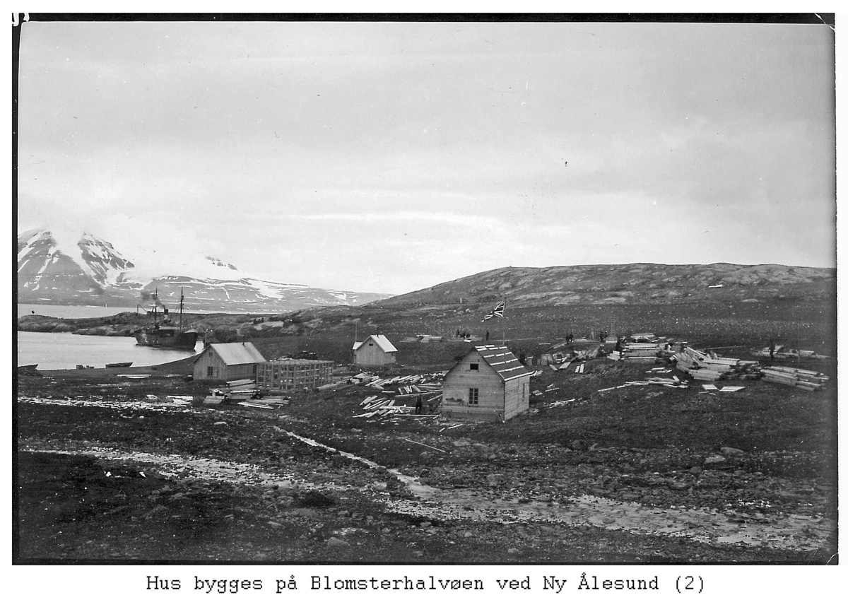 Alf Frantzens fotosamling: Hus bygges i Northern Exploration Company’s marmorbrudd i London på Blomstrandhalvøya. 1912.  