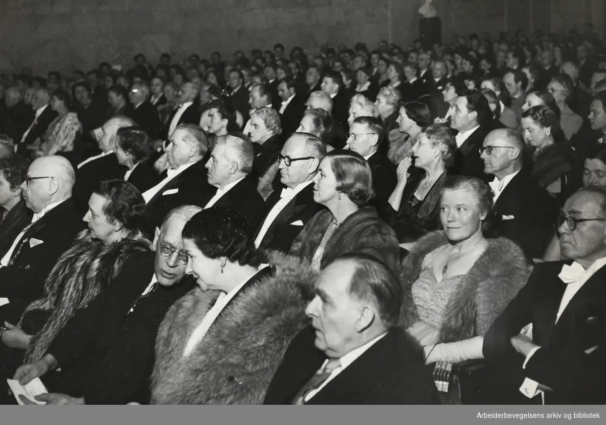 Minnefest i Universitetets aula i forbindelse med Holbergjubileet 28/1 - 1954. Midt i bildet: utenriksminister Halvard Lange.