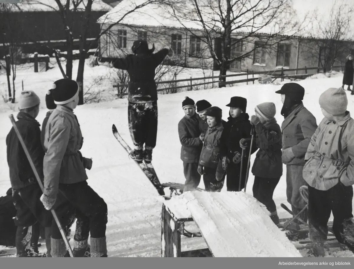 Lærerstreiken 1954. "Noen barn tar seg jobb - og andre drar til skibakken". Grünerhagen. Februar 1954