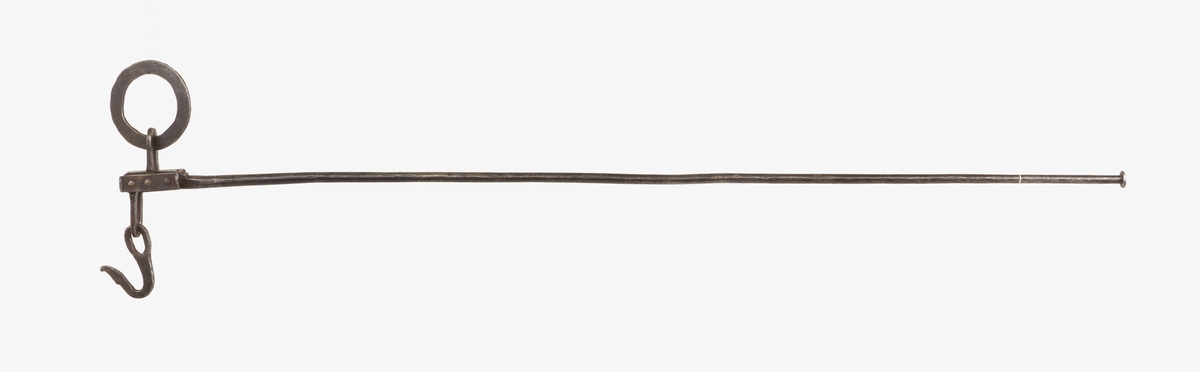 Hövåg från Norrbärke. 

Längd: 1770 mm. 

Rund stång med gradering, krok samt ring vid ändan. Kroken ornerad som djurhuvud. 
Årtal 1724.