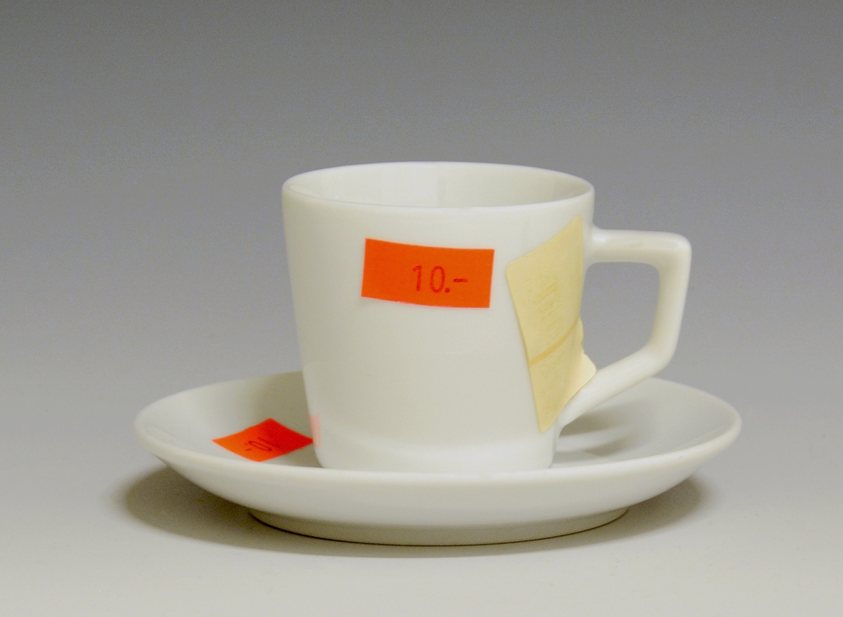 Espressokopp av porselen, med kantet hank. Hvit glasur, uten dekor.
Modell: 2755, Horizont