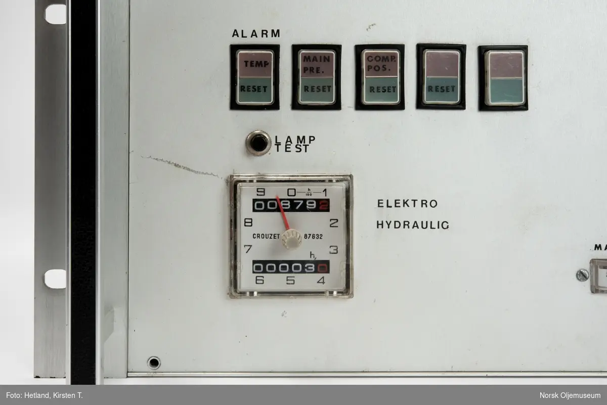 Innebygd enhet for kontroll av trykket i hydraulikksystemet. Panelet viser blant annet systemtrykket, temperatur og flow. Nederst til venstre på panelet er det en timeteller.
Enheten er skrudd fast til seksjonen, men kan demonteres og løftes ut ved hjelp av to håndtak foran på panelet.