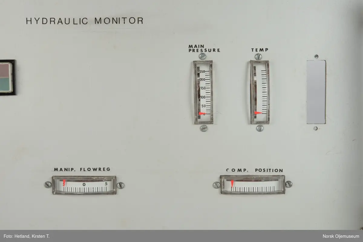 Innebygd enhet for kontroll av trykket i hydraulikksystemet. Panelet viser blant annet systemtrykket, temperatur og flow. Nederst til venstre på panelet er det en timeteller.
Enheten er skrudd fast til seksjonen, men kan demonteres og løftes ut ved hjelp av to håndtak foran på panelet.