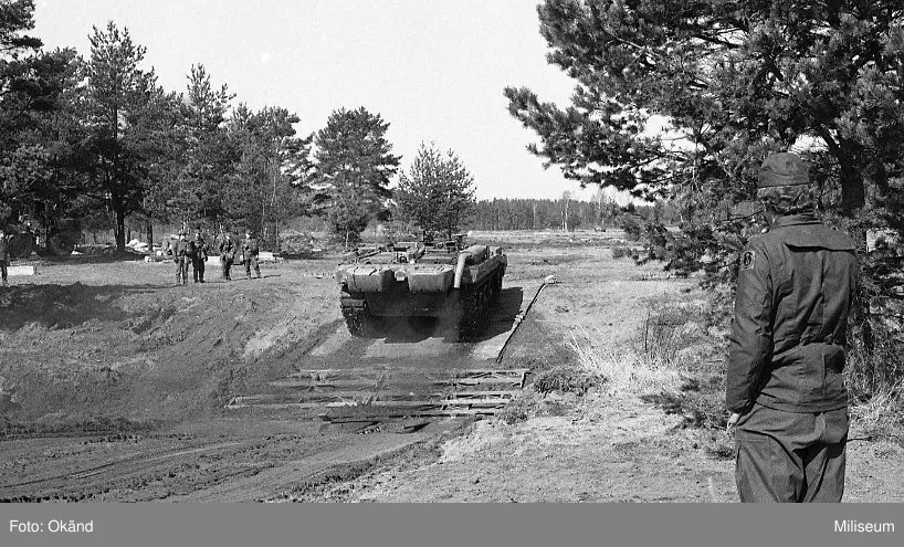 Stridsvagn 103 passerar hinder. - Miliseum / DigitaltMuseum