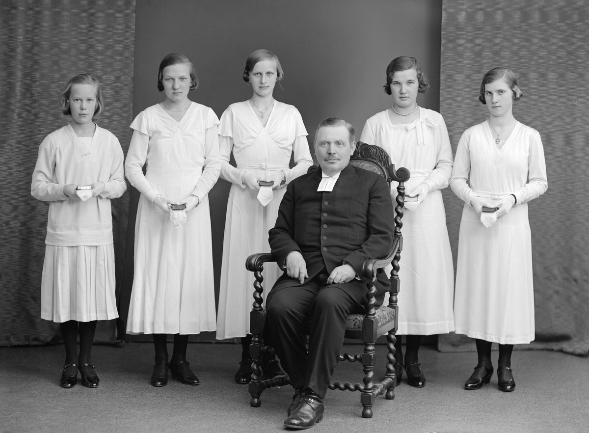 Konfirmationsgrupp från Kaga församling porträtterade 1933. Mentorn är kyrkoherde Alfred Teodor Johansson.