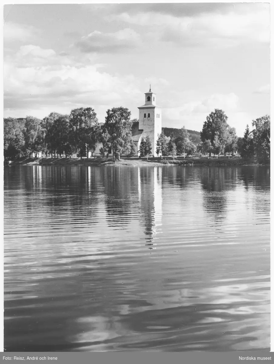 Värmland. Gräsmark kyrka ibland kallad Uddhedens kapell från 1730-talet vid sjön Udden ”Lillsjön”.