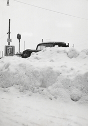 Voldsomt snøvær i Oslo. Nedsnødde biler. Februar 1954