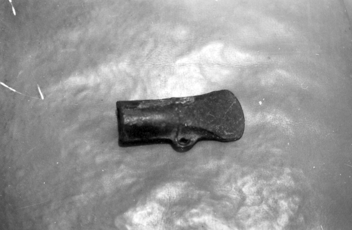 Holkyxa av brons, hittad i Stäme, Ränneslöv på 1940-talet. 
Längd 11,5 cm, stösta bredd 5 cm.