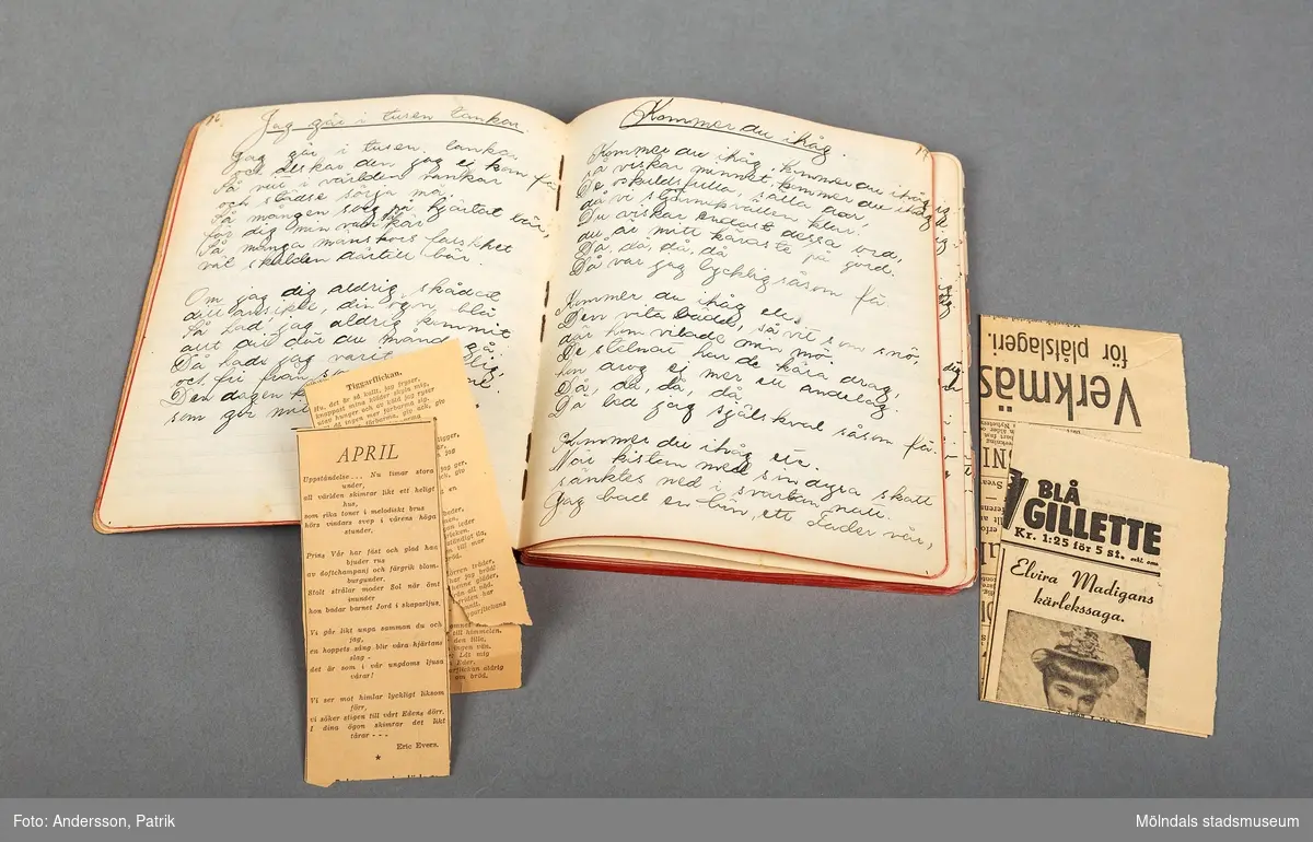 En svart skrivbok som innehåller handskrivna sångtexter. Bokens omslag är tillverkat av svart glansigt vaxdukspapper och innehåller linjerade sidor. Bokens sidor antar en röd färg då boken är stängd. På pärmens vänstra insida finns texten: Sångerna är nedtecknade av Lilly Ebbersten, född 7 dec 1890. 
Boken är till hälften fylld med handskriven text som utgörs av nedtecknade sånger skrivna med skrivstil och blått bläck.