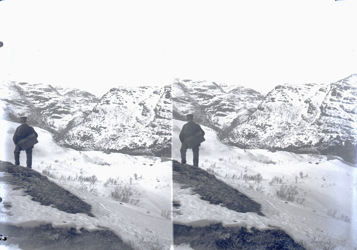 Stereofotografi. En mann skuer utover fjellandskapet ved Vatnahalsen høyfjellshotell.