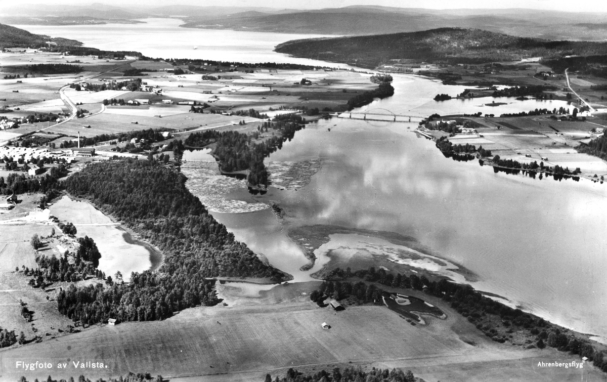 Flygfoto av Vallsta. Ahrenbergs flyg. Kyrksjön. Ljusnan