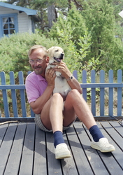 LO-leder Yngve Hågensen med hunden Bobben på feriestedet sit