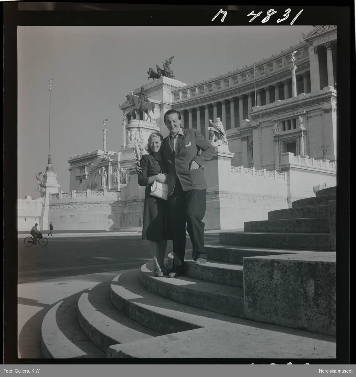 1717/A Rom. K W Gullers och fru (?) framför Vittoriano, Viktor Emanuel-monumentet, även kallat Skrivmaskinen, på Piazza Venecia.