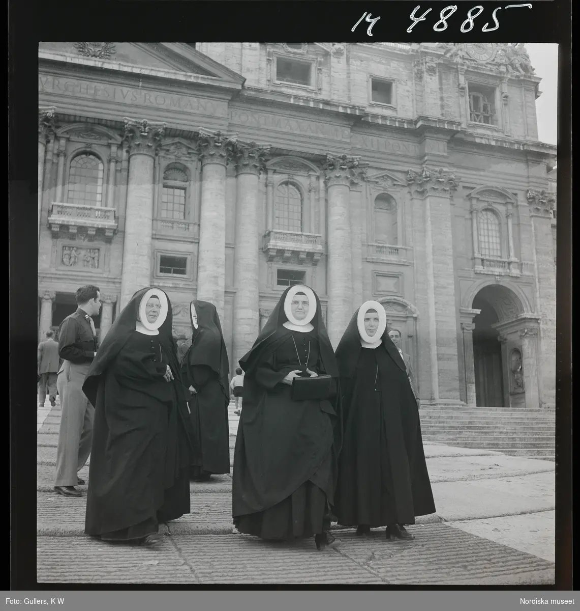 1717/A Rom. Nunnor framför Peterskyrkan, Petersplatsen, Vatikanstaten.