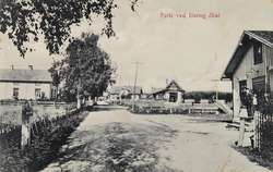 Postkort, Stange, Ilseng stasjon i midten, til høyre Jens Go