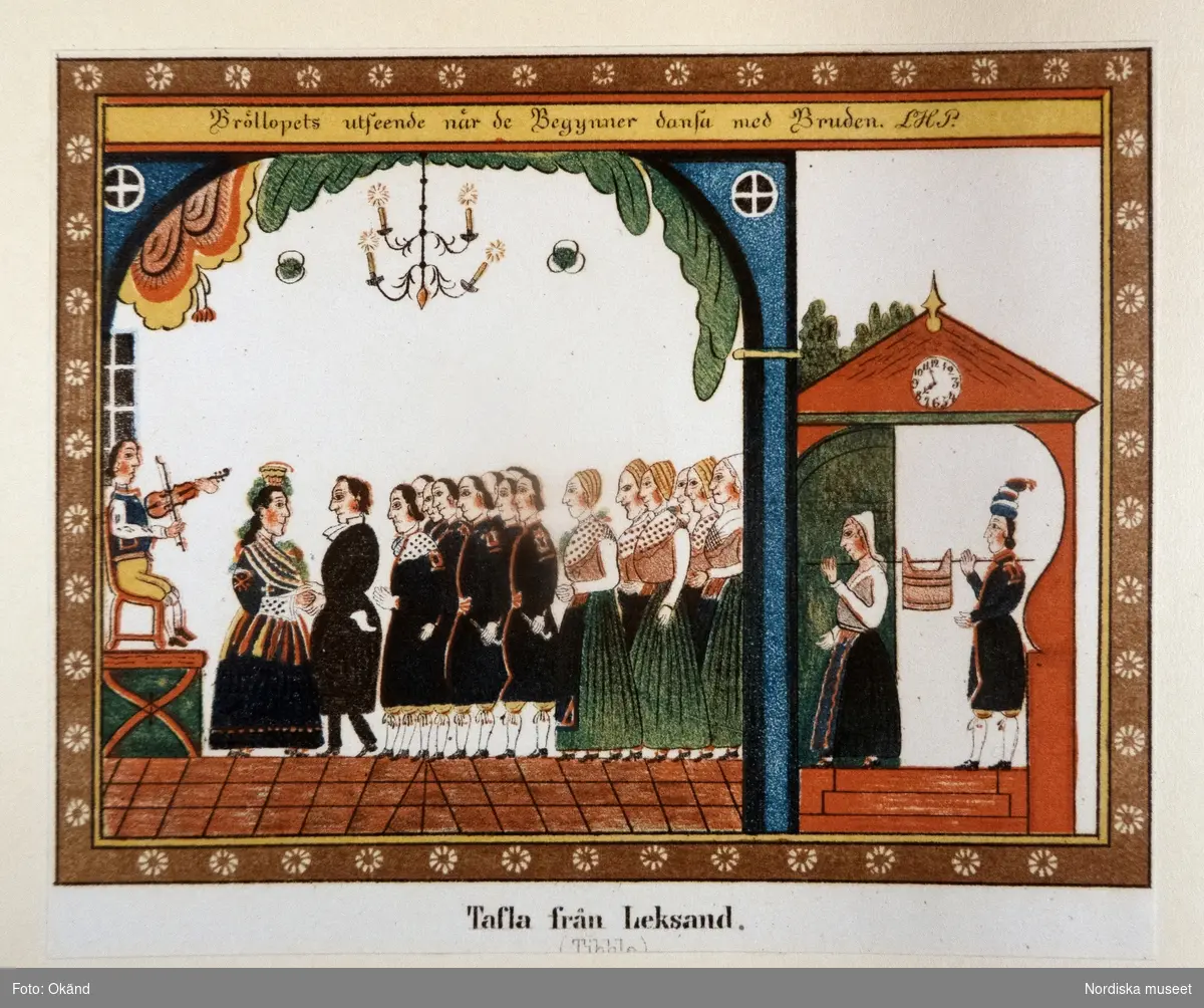 "Bröllopets utseende när de Begynner dansa med Bruden." Färgtryck av dalmålning från Leksand, okänt ursprung. Signerad: LHP