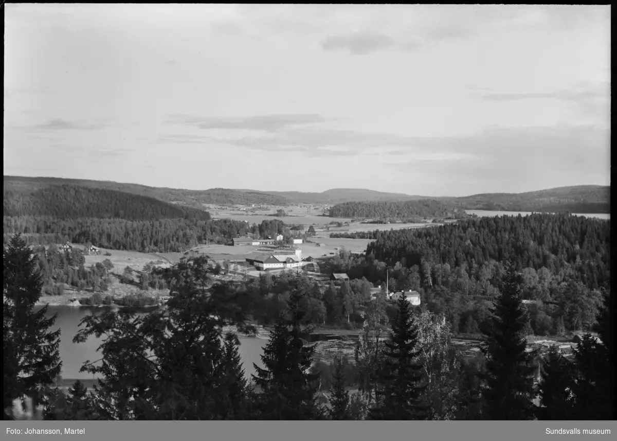 Två vyer från Tomtaberget mot Sörfors bruksområde. Till höger i förgrunden syns de båda herrgårdsflyglarna, centralt i bilden bruksladugården "Stallet" och där bakom gården Brännsvedjan. Längre bort syns sjön Vikarn och byn Skedvik.