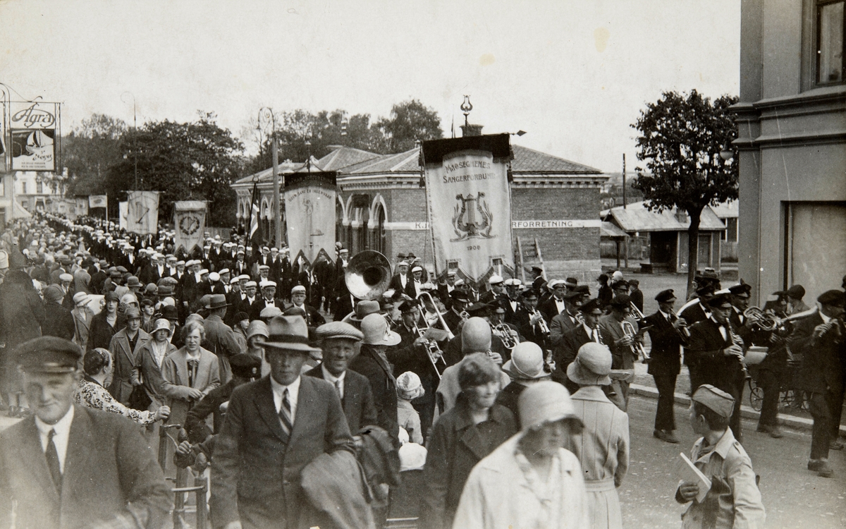 Postkort, Hamar, Storhamargata, stort opptog med faner, sangerstevne i 1929, Basarbygningen i bakgrunnen,