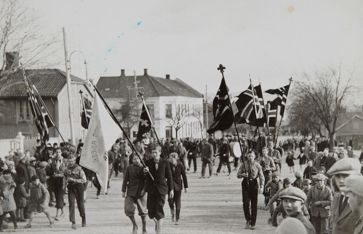Postkort, Hamar, Kirkegata, guttespeidere marsjerer med flagg, Hamar speidertropp,