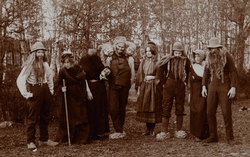 Postkort, Hamar lærerskole, gruppe elever i kostymer, spille