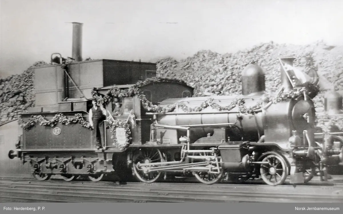 Et pyntet damplokomotiv litra G nr. 93 foran kullopplaget ved Hovedbanens 50 års-jubileum