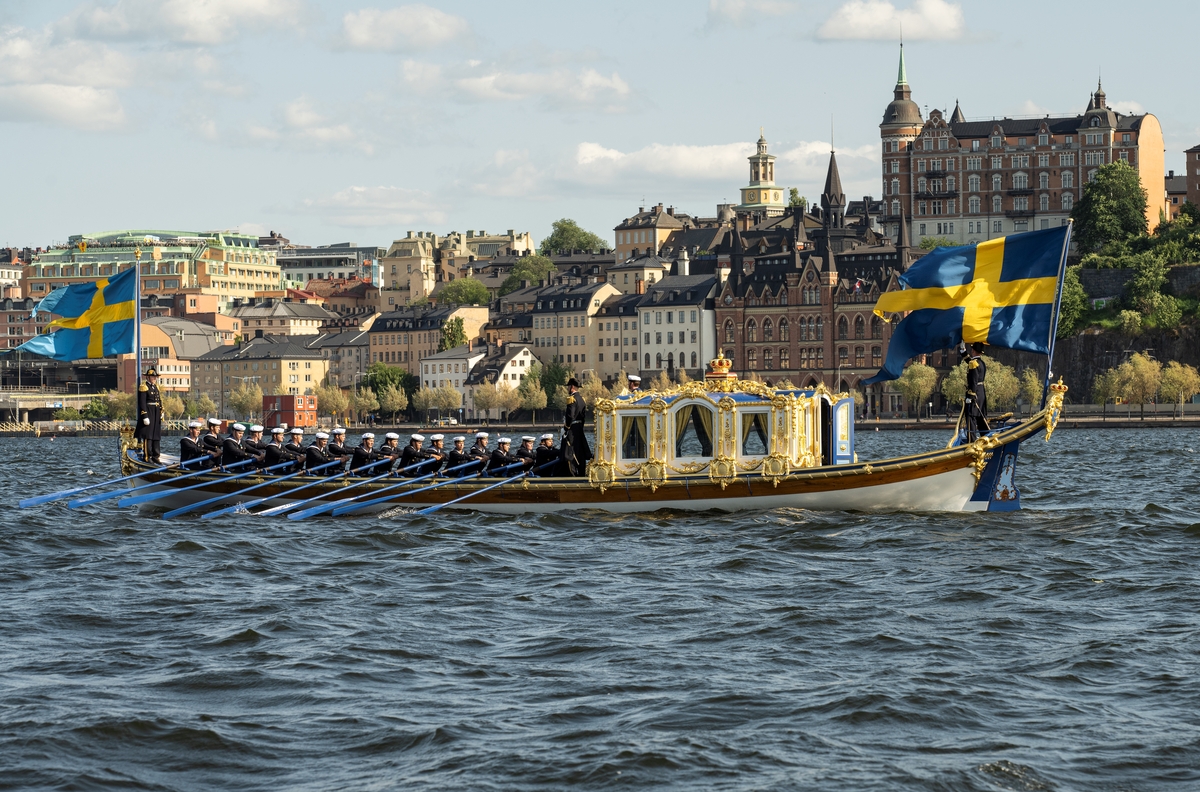 Tur med Ångslup 45 från fartygspiren, Galärvarvet till Stockholms stadshus som fyller 100 år. Möter där upp kungaslupen Vasaorden som ska transportera kungaparet från Riddarholmen till Stockholms stadshus.