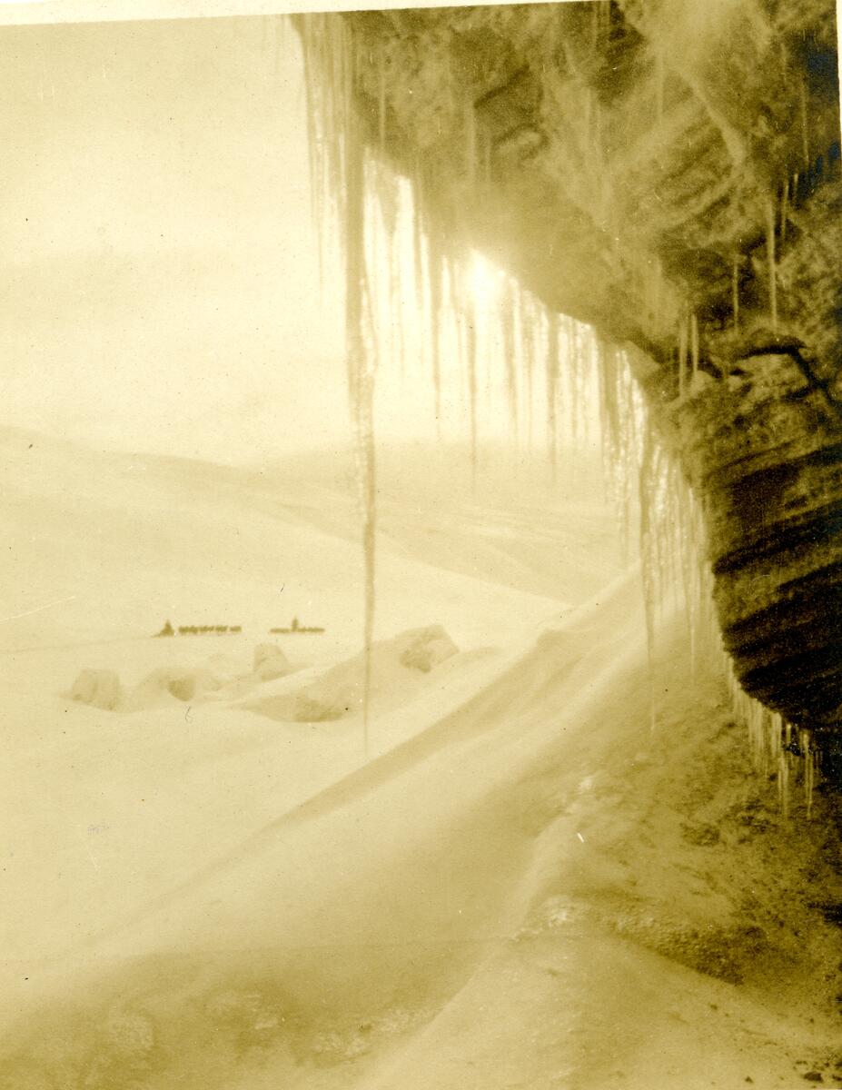 Bilde fra den nederlandske gruveperioden i Barentsburg/Green Harbour. Etter Count Van Hogendorp, en nederlandsk ingeniør rundt 1922 i Barentsburg. To hundespann Istapper