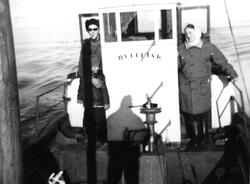 To personer, en mann og en kvinne ombord på Hvitfisk