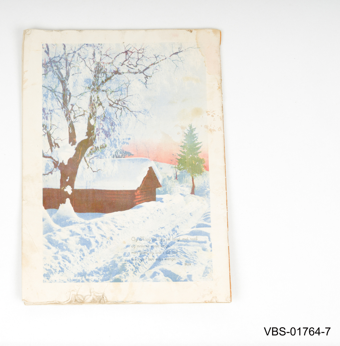 Jule motiv: En kvinne i bunad leser ved vinduet. Vinterlandskap med sol, snø og kirke i bakgrunnen.
Illustrert av Milly Heegaard (1942)