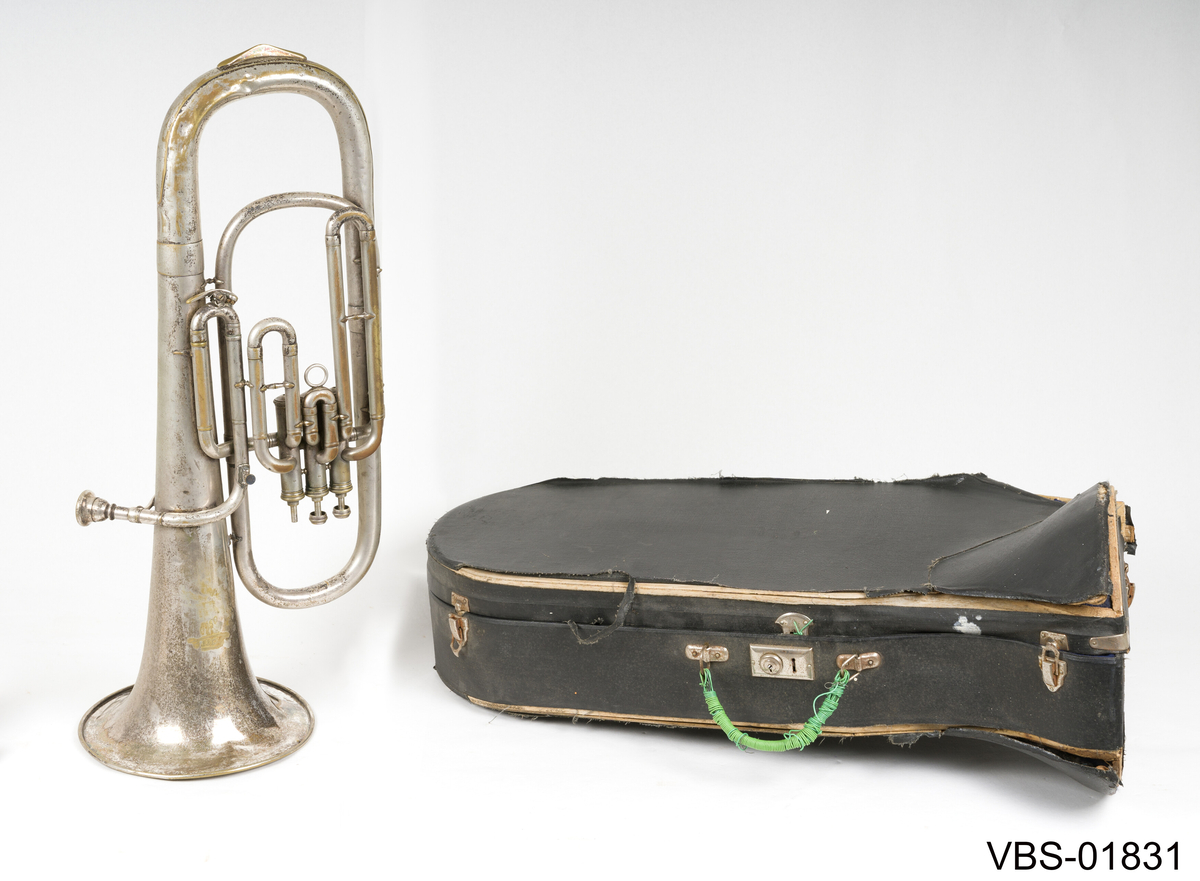 Blåseinstrument i forsølvning messing med tre ventiler. 
Tubaen har et etui tilpasset formen, med et håndtak. Instrument etuiet er foret på innsiden med et mørkeblått ullbelegg, og dekket utenpå med svart kunstlær.