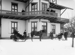 villa Godheim, veranda, mennesker, hest, slede, snø, benk