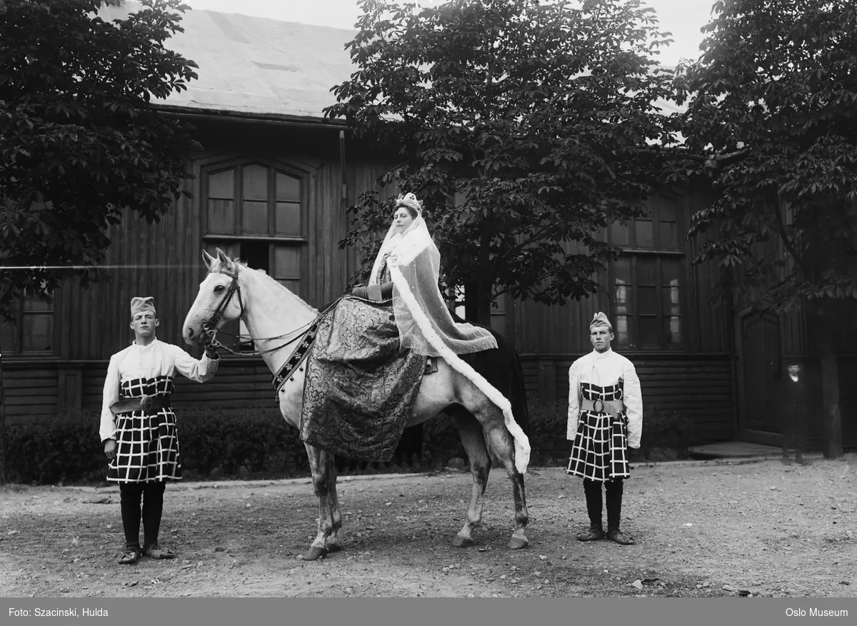 Akershusfestlighetene, kvinne, "Dronningen" til hest, menn, kostymer