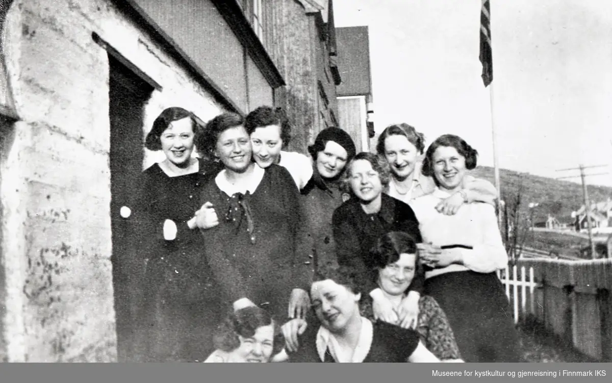 Honningsvåg. Gruppebilde av ti unge damer i Øvergata. Ca. 1936.