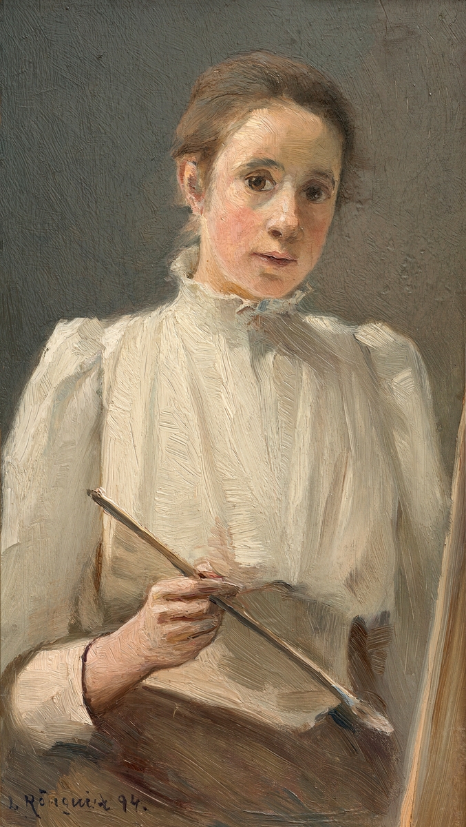 Midjestycke, fas; brunt uppkammat hår, bruna ögon; bär vit klädning; håller i vänstra handen paletten, i högra handen penseln; grå bakgrund