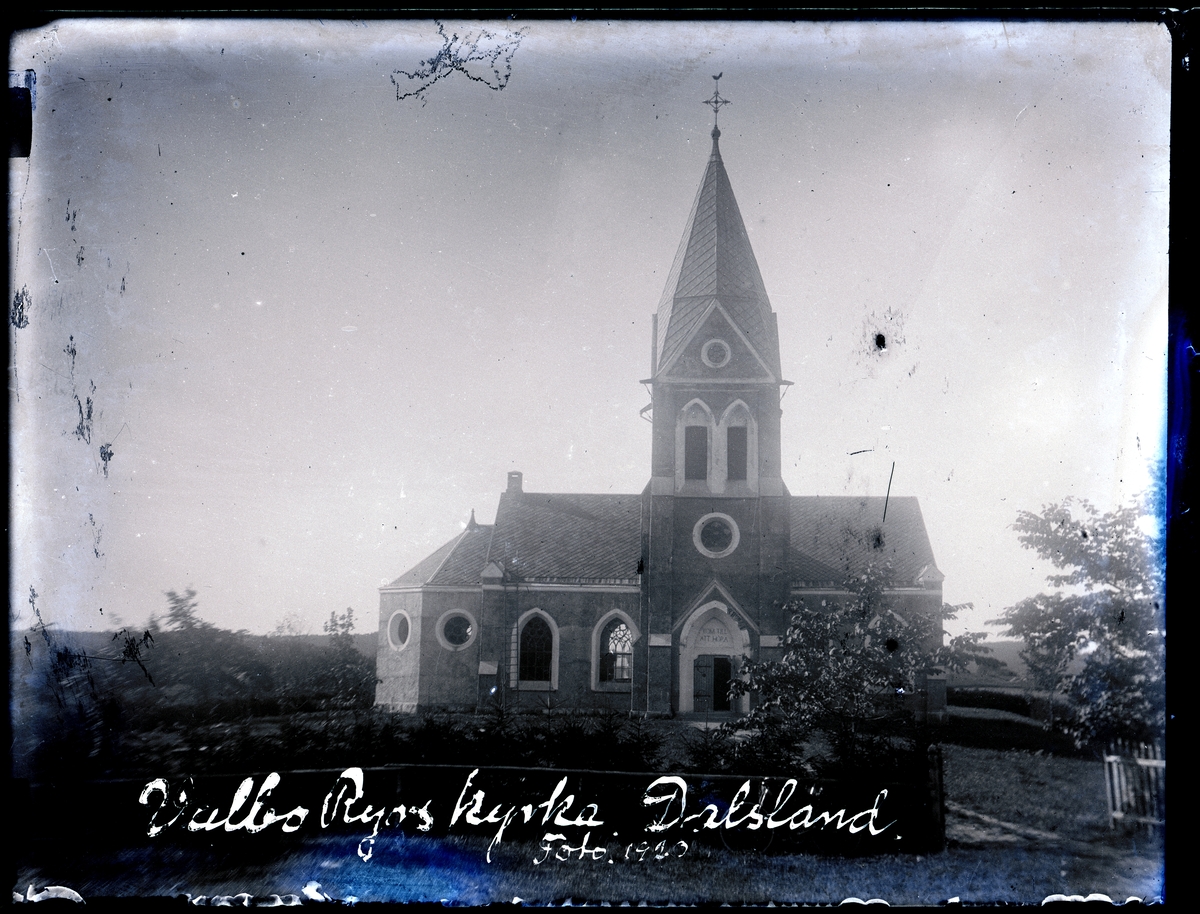Enligt text på fotot: "Valbo Ryrs kyrka, Dalsland. Foto 1920".