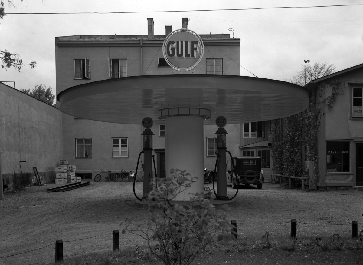 Gulf bensinstation på Järnvägsgatan 3 i kvarteret Jägaren. Bilden tagen 1938.