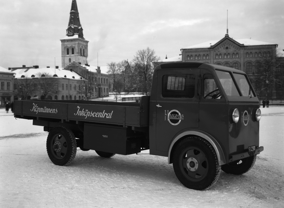 Hakonbolagets nya lastbil på torget år 1942.