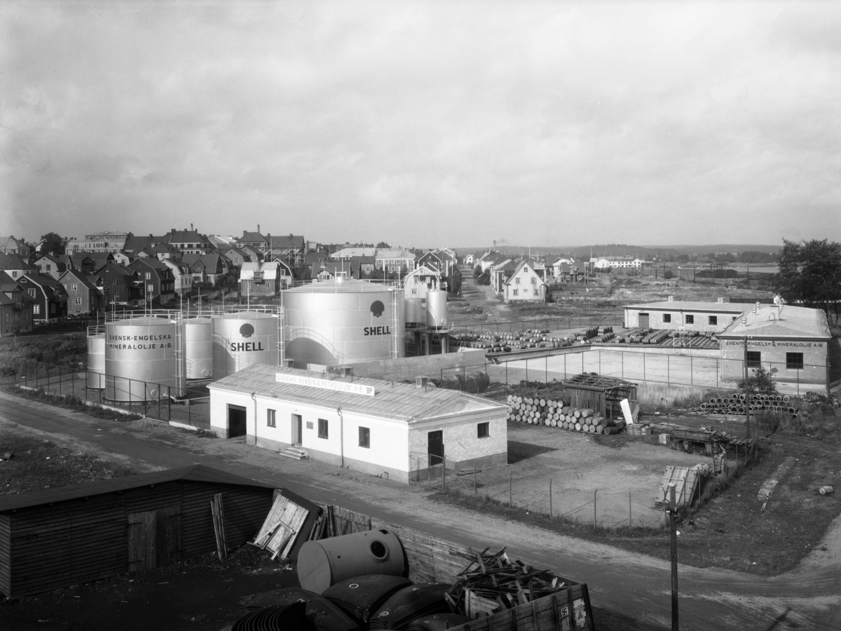 Svensk-Engelska Mineralolje AB:s anläggningar år 1932. Ytterst lite av byggnader och verksamheter från Yttre hamns drygt 100-åriga historia finns kvar idag. Bilden beställdes av grosshandlare Alfred Hanes.