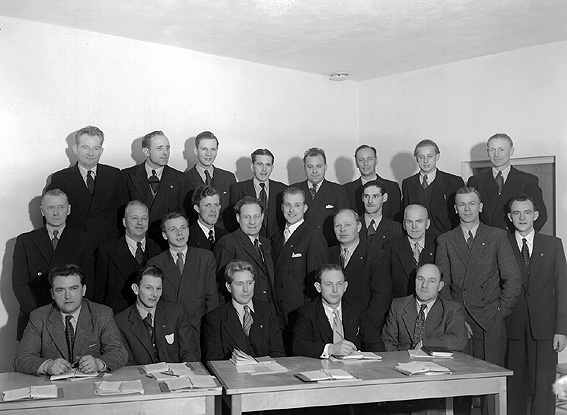 Större grupp män vid firande av Karlstads Bleck & Plåtslagareförenings 50 års jubileum.