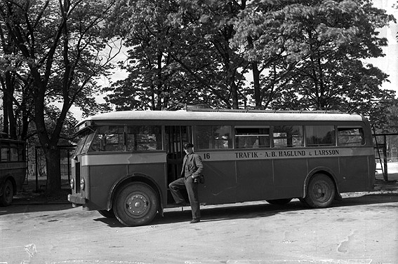 Buss från åkeriet Haglund & Larsson. Bolaget bedrev en omfattande landsbygdstrafik i Värmland mellan tätorterna. Bilden tagen 1932.