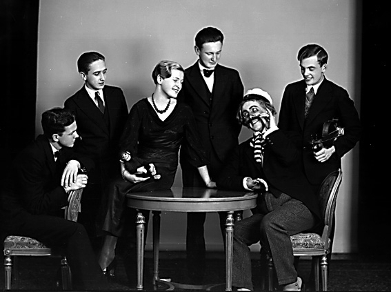 Fem unga män och en kvinna i spextagen.