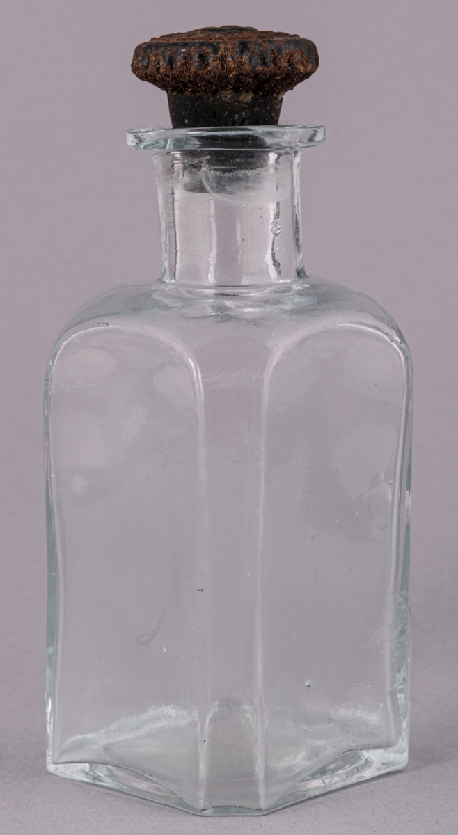 Flaska i klarglas, kvadratisk, med kork.