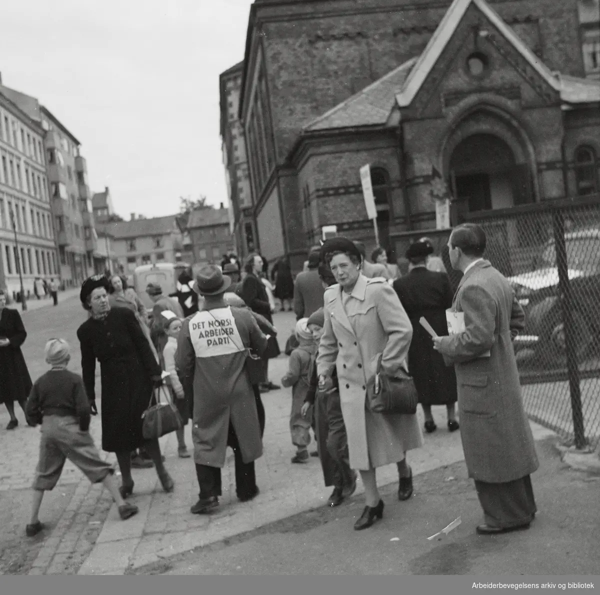 Stortingsvalget 1949. Utenfor valglokalene