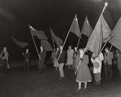Stortingsvalget 1949. Medlemmer av AUF marsjerer i Oslos gat