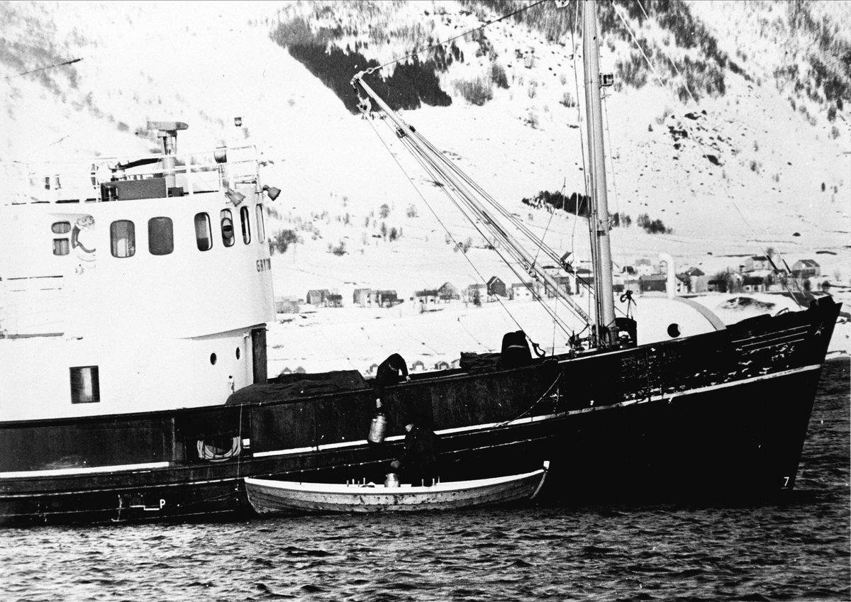 M/S "Grytøy" i ferd med å ekspedere Ytre Elgsnes som var et kailøst anløpssted.