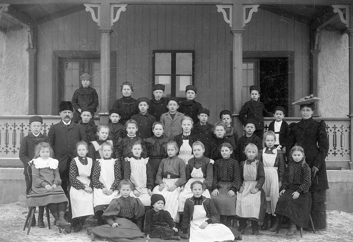 Klassfotografi från Skedevi folkskola 1905 eller 1906. Till vänster står lärare Konrad Örtengren.