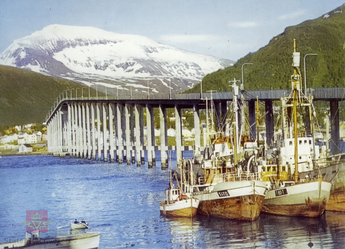 Tromsøbrua sto ferdig i 1960.  Det er en kontinuerlig bjelke platebru i 53 spenn  total lengde 1016 m.  Hovedspennet er 80 meter og seilingshøyden er 38 meter.